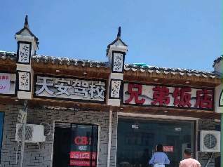 찲{У