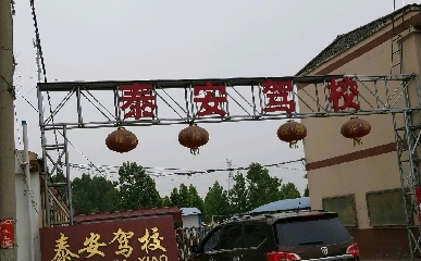 ̩{У