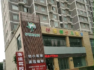 \{У