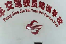 ύУ